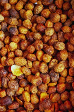 Meyve pazarında kuru kayısılar, seçici bir odak noktası.