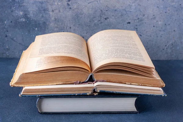 Halom Nyitott Könyvek Kék Elvont Háttér Másolás Tér — Stock Fotó