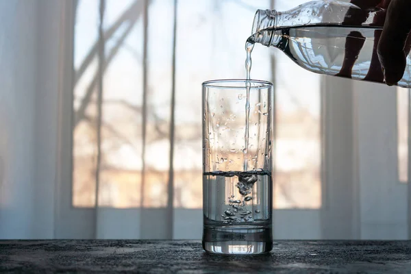 Air Menuangkan Dari Botol Gelas Latar Belakang Jendela Stok Foto