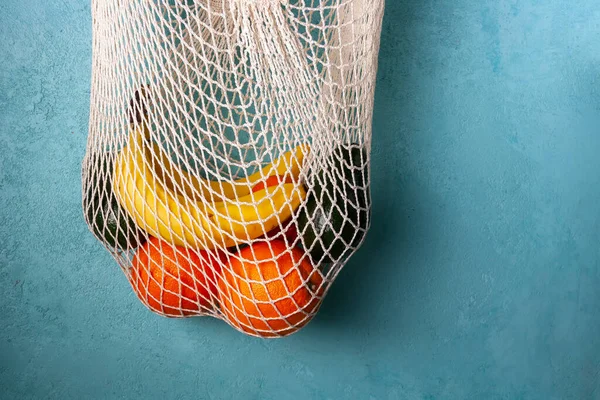 Bolsa Fruta Malla Algodón Ecológico Sobre Fondo Pared Hormigón Azul — Foto de Stock