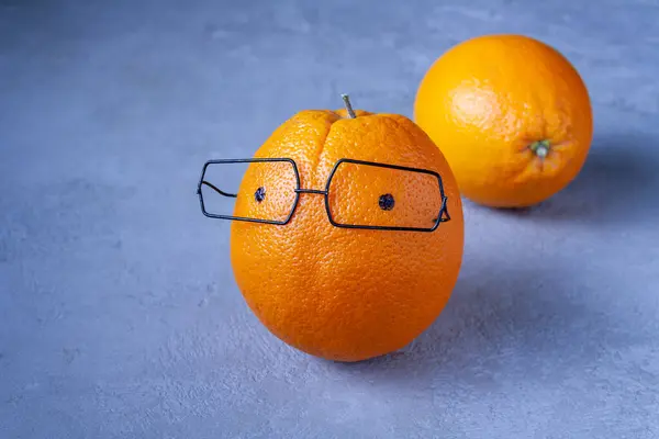 Orange Mit Brille Auf Blauem Hintergrund Kopierraum — Stockfoto
