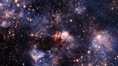 Dış uzayda parlayan Samanyolu Galaksisi 'ne doğru kusursuz bir galaksi keşfi. Parlayan bulutlar, bulutlar ve yıldızlar arasında uçan 4K döngü animasyonu. NASA görüntüsü tarafından desteklenen elementler.
