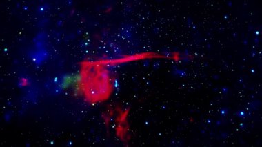 Kusursuz döngü uzay yolculuğu grunge kırmızı bulut bulutu Nebula galaksisi araştırması dış uzayda parlayan Samanyolu galaksisine doğru. 