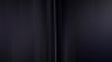 Dikey koyu mavi çizgiler döngü içinde kayıyor. 4k güzel soyut arka plan, iş sunumları için kusursuz döngü animasyonu ya da yüksek teknolojili hareket arkaplanı.