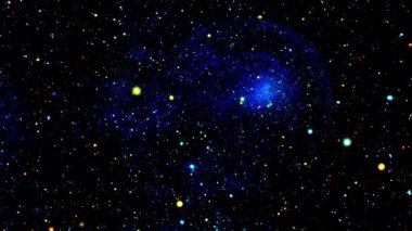 4K 3D, pırıl pırıl parlayan, siyah arkaplanda dönen bir sürü renkli yıldız döngüsü. Galaksi gökyüzü parlayan ışık ile uzay animasyonunda grafiksel hareket örtüsü etkisi döngüsü. Galaksi uzayı keşfi ve dönüşü.