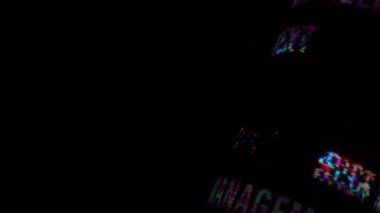 Risk Yönetimi renkli metin kelime titreşimli hafif animasyon döngü dönüş tübü hata metin efekti. Giriş için 4k 3d kusursuz döngü Risk Yönetimi hata efekti unsuru, başlık pankartı. renkli retro 