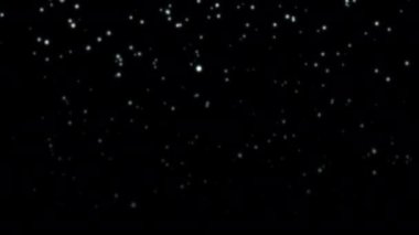 Güzel halka şeklinde beyaz toz beyaz toz taneciklerden aşağı düşüyor ve parlak ışık yüzüyor bulanık parçacıklar siyah zemin üzerinde parıldıyor 4K pürüzsüz döngü yeni yıl temalı kış arkaplanı 