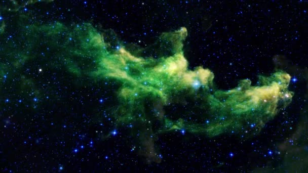 Дослідження Космосу Через Туманність Зеленої Голови Ic1795 Глибокому Космосі Flight — стокове відео