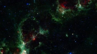 Cassiopeia takımyıldızındaki Kalp ve Ruh nebulasına uzay yolculuğu. Cassiopeia takımyıldızında yıldız alanı tozu ve gaz bulutu ile Galaksi Dış Uzay Keşfi, Kalp Bulutsusu yakınında. 