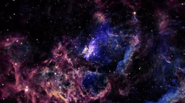 Kusursuz döngü uzay yolculuğu grunge lacivert bulut Nebula galaksisi boyunca dış uzayda parlayan Samanyolu galaksisine doğru. 4K parlayan kara bulutların içinden uçmanın döngüsel animasyonu