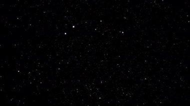 Gece yıldızlı gökyüzü, yanıp sönen beyaz yıldızlarla siyah arka planda hareket ediyor. 4K 3D döngü kusursuz arkaplan. Beyaz soyut ışıltılar parıldıyor Noel kış kar yağışı eğilimi