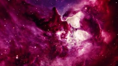 Bir yıldız alanına uzay yolculuğu. Evren tekilliği Büyük Patlama uzayında mor pembe bulutlu bulutlu bir galaksinin 3 boyutlu görüntüsü. Uzay, Gökadalar, Bulutsular, NASA görüntüsüne dayanan yıldızlı soyut bilim kurgu videosu.