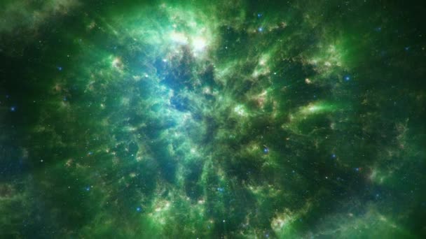 シームレスなループ宇宙飛行は 輝く緑の雲に星雲星団の広大な放射状星雲 4K宇宙飛行星のフィールド 銀河と雲の星雲を通して Nasaの画像によって装飾された要素 — ストック動画