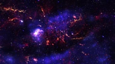 Uzay keşfi galaksi uzayı boyunca seyahat eder turuncu mor nebula bulutu. Parlayan bulutlarda, bulutlarda ve yıldızlarda uçmanın animasyonu. 4K bulutların arasında ve uzayın derinliklerindeki yıldız alanında uçuyor.
