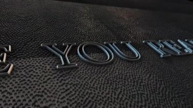 Koyu grunge arkaplan üzerinde hata efekt döngüsü başlığı ile metin hazır mısınız? 4K 3D pürüzsüz döngü. Girdi başlığı için hata efekti ögesi metin animasyonunu siyaha aktarmaya hazır mısınız?. 