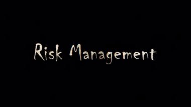 Risk Yönetimi kelimesinin yanık metni. Risk Yönetimi kelime döngüsü animasyonunun altın parıltısı, QuickTime Alpha Channel ProRes 4444 kullanılarak izole edilmiş reklam kavramını teşvik eder..