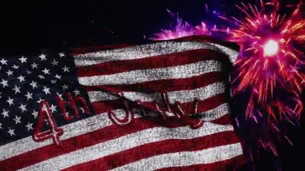 7月4日美国独立日美国国旗在斜纹棉布和烟火纹理上 美国国旗 Grunge美国国旗视频在风中飘扬 — 图库视频影像