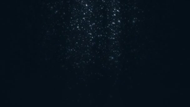 美丽易碎的体积抽象落在顶部蓝色闪烁着光芒的粒子上 在黑色的背景上 4K无缝回旋降雪冬季闪光粒子为冬季圣诞活动的主题背景 — 图库视频影像
