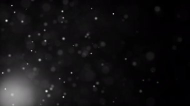 Soyut döngü toz parçacıkları ekran projeniz için sol alttaki işaret fişeği ışığıyla siyah zemin üzerinde parlıyor. 4K 3D kusursuz beyaz parçacıklar havada uçuşuyor. Döngülü canlandırma.