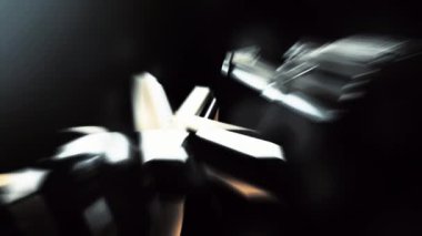 Black Friday 3D Sinema Başlığı Karavanı animasyonu mavi arkaplanda giriş metni açıyor. 4K 3D illüstrasyon Siyah Cuma altın metin beyaz bokeh etkisi başlık giriş 