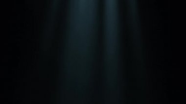 Mavi hacimli ışığın tepesini siyah arkaplan üzerine düşen soyut ışık olarak göster. Proje ekranı örtüşmesi için 4K kusursuz döngü ışık parlatıcısı temalı arkaplan