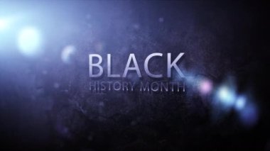 Siyah Tarih Ayının gümüş metin animasyonu için 4K 3D pürüzsüz döngü, yanıp sönen mavi optik lens, ışık döndürme, sinematik başlık giriş arkaplanı.