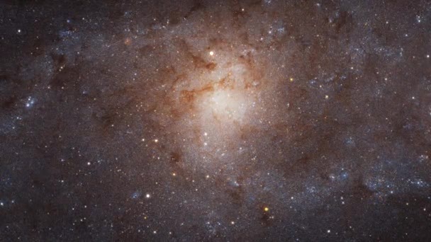 旅行宇宙飛行美しい雲の銀河M33またはMessier 33またはTriangulum銀河星雲を通して 3Dは 科学映画 Sf映画 シーン タイトル 抽象的な背景のためのシームレスなループをレンダリングします 家具類 — ストック動画