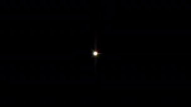 Soyut döngü merkezi yıldız optik çok renkli lens ışık dönüş animasyon arkaplanını parlatır. 4K kusursuz döngü dinamik parlak yıldız ışığı etkisi. Yıldız ışığı çizgileri.