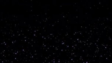 Kıvılcımlar saçan ateş parçacıkları kıvılcımlar saçar. Siyah zemin üzerinde yükselen 4K 3D animasyon..