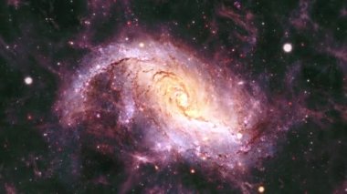 Uzay yolculuğu nebulası yıldız alanı ve uzay fırtınası boyunca NGC 1672 galaksisine. Dorado4K takımyıldızındaki çubuklu sarmal gökada parlayan bulutların, bulutların ve yıldızların arasında uçan bir döngü..