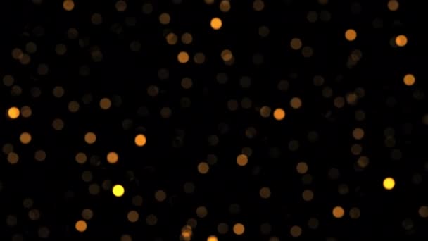 スクリーンプロジェクトのオーバーレイのための黒の背景に美しいループ可能な落下円の輝きオレンジ色のボケ粒子 4Kシームレスループ新年をテーマにした冬のクリスマスの背景 — ストック動画