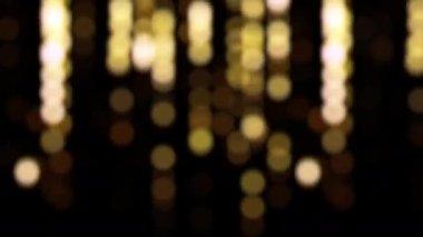 Düşen pırıltı pırıltısı, altın bokeh parçacıklarını bulanıklaştırdı. Animasyon, etkinlik, festival, evlilik yıldönümü için soyut arka plan.