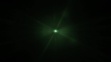 Soyut merkez yeşil parlayan optik lens siyah arkaplanda ışık döndürme animasyonunu ateşliyor. 4K kusursuz döngü dinamik parlak yıldız ışığı etkisi. Yıldız ışığı çizgileri.