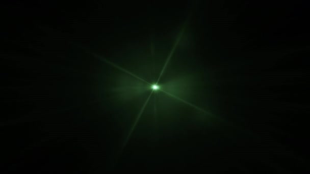 アブストラクトセンター黒の背景に緑の輝き光学レンズフレア光回転アニメーション 4Kシームレスループ動的明るい星の光線効果 星の光の縞 — ストック動画