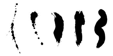 Beyaz arka planda lekeli sanatsal fırça siyah mürekkep, boya.