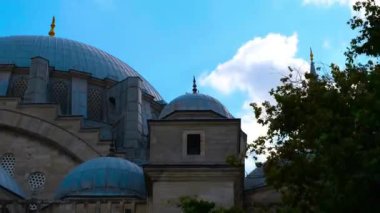 Camii zaman kavramı, cami ve gökyüzü önünde kavis, zaman kavramı.
