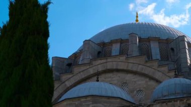 Cami tavası, mavi gökyüzü, bulutlar, cami ve kameralı tava