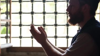 Adam namaz kılıyor, Müslüman adam camide dua ediyor.