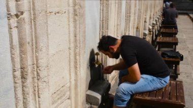 Abdest, adam tarihi bir camide abdest alıyor, wudu adam.