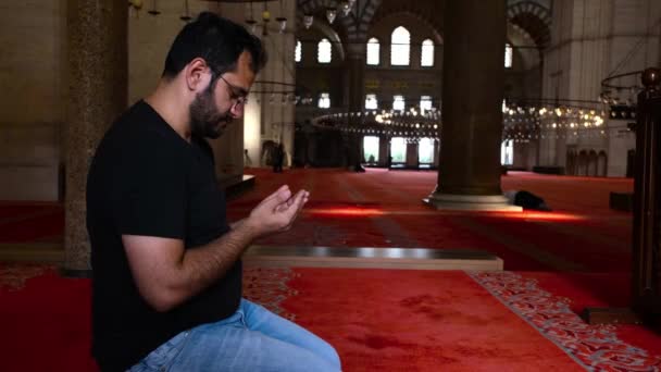 Προσεύχεται στο τζαμί, μουσουλμάνος άνθρωπος προσεύχεται μέσα τζαμί — Αρχείο Βίντεο