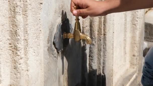 Mytí rukou, mytí rukou u historické fontány — Stock video