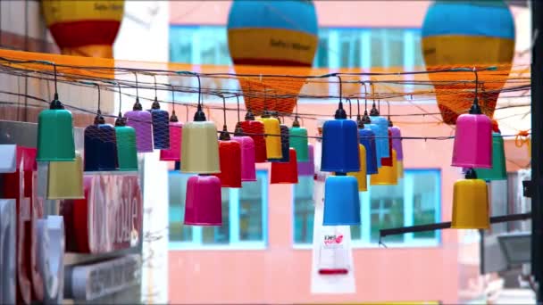Lâmpadas coloridas, lâmpadas coloridas e exóticas na rua — Vídeo de Stock