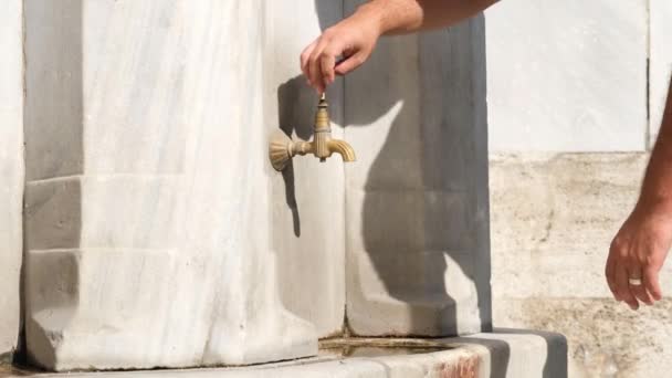 Исторический фонтан, ручная стирка у исторического фонтана, с водой — стоковое видео