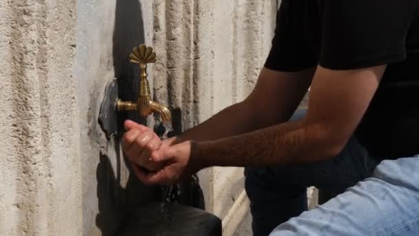 Brazo de lavado, hombre musulmán brazo de lavado, wudu — Vídeos de Stock