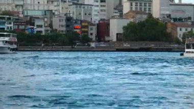 Deniz trafiği, çok sayıda feribot ve tekne deniz trafiği ve zaman atlaması yaratır