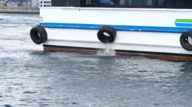 Tekne motoru çalışıyor, tekne motoru çalışıyor ve kalkışa hazırlanıyor. 