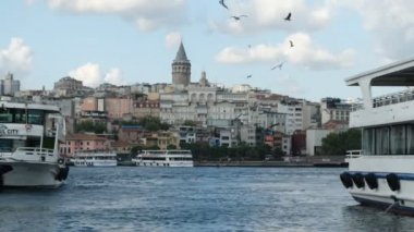 Galata ve tekneler, Galata kulesi ve tekneler İstanbul 'da görülebilir.