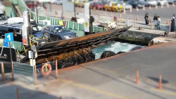 Ferry de coche, el embarque del ferry de coche y los coches bajan, tiro a mano — Vídeos de Stock