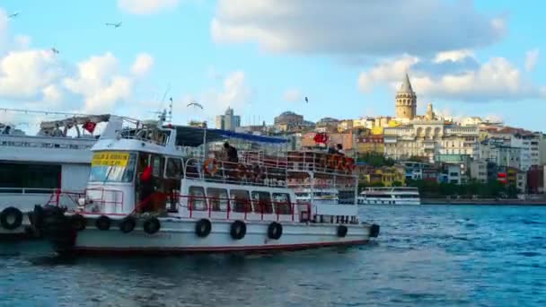 Reiseboot, kleine Ausflugsbootfahrten vor dem Galata-Turm, Geräuscheffekt — Stockvideo