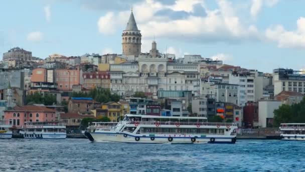 Galata kulesi, martılar ve botlar İstanbul 'daki Galata Kulesi' nin önünden geçiyor. — Stok video